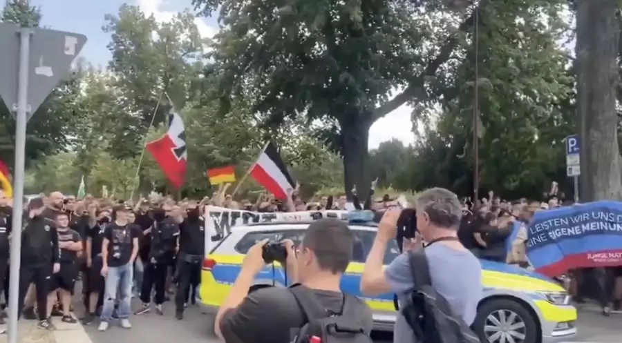 Německem otřásají demonstrace: Islamisté volají po chalífátu, Němci brání tradiční hodnoty i vlastním tělem 